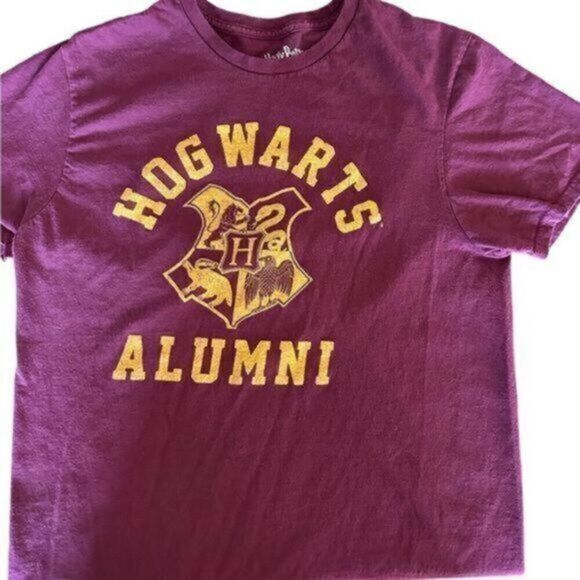 EUC Harry Potter Hogwarts Alumni Short Sleeve Tee - Size Medium - Picture 1 of 3